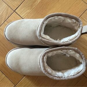 Ugg boots fits women size 7.5-8